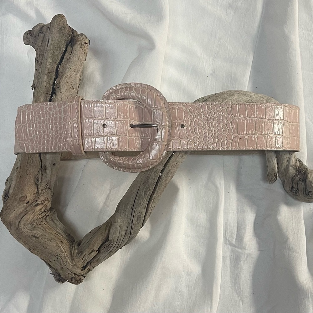 Elegant Pink Croc-Embossed Belt